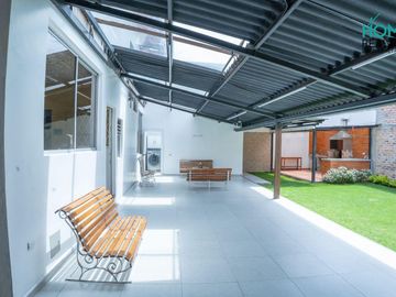 BELLISIMA CASA CON EXTENSA ÁREA VERDE