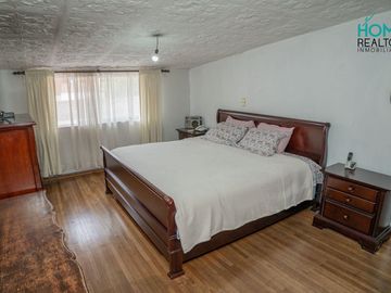 BELLISIMA CASA CON EXTENSA ÁREA VERDE