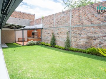 BELLISIMA CASA CON EXTENSA ÁREA VERDE