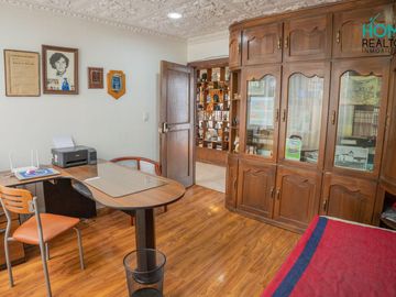 BELLISIMA CASA CON EXTENSA ÁREA VERDE