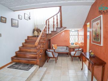 BELLISIMA CASA CON EXTENSA ÁREA VERDE