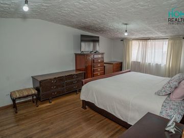 BELLISIMA CASA CON EXTENSA ÁREA VERDE