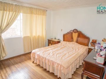 BELLISIMA CASA CON EXTENSA ÁREA VERDE