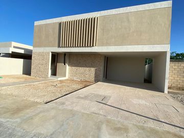 Casa en Venta de 4 Rec. en Residencial Roció Country Living, Mérida Yucatán.