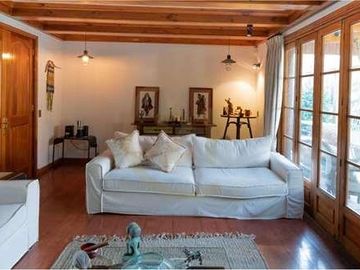 Preciosa Casa, sector el Golf de Manquehue.