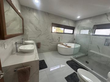 CASA ÚNICA EN VENTA EN RESIDENCIAL VIA CUMBRES CANCUN COLDWELL BANKER