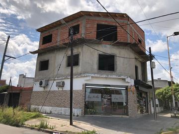 Casa en  2 plantas a terminar - Entrada de auto - Venta - Vende