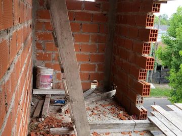 Casa en  2 plantas a terminar - Entrada de auto - Venta - Vende