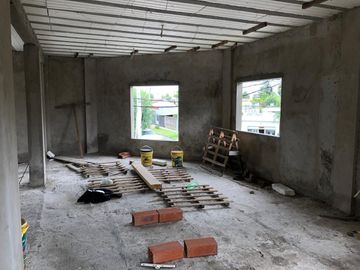 Casa en  2 plantas a terminar - Entrada de auto - Venta - Vende
