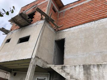 Casa en  2 plantas a terminar - Entrada de auto - Venta - Vende