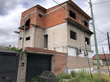 Casa en  2 plantas a terminar - Entrada de auto - Venta - Vende