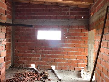 Casa en  2 plantas a terminar - Entrada de auto - Venta - Vende