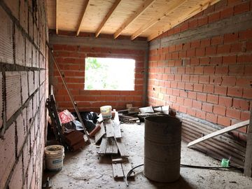 Casa en  2 plantas a terminar - Entrada de auto - Venta - Vende
