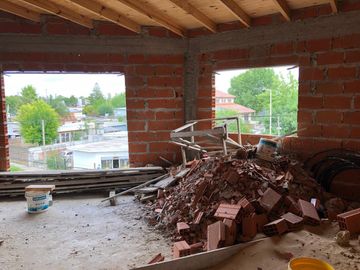 Casa en  2 plantas a terminar - Entrada de auto - Venta - Vende