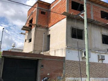 Casa en  2 plantas a terminar - Entrada de auto - Venta - Vende