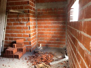 Casa en  2 plantas a terminar - Entrada de auto - Venta - Vende