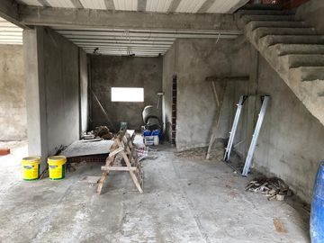 Casa en  2 plantas a terminar - Entrada de auto - Venta - Vende