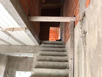 Casa en  2 plantas a terminar - Entrada de auto - Venta - Vende