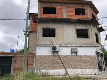 Casa en  2 plantas a terminar - Entrada de auto - Venta - Vende