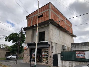 Casa en  2 plantas a terminar - Entrada de auto - Venta - Vende