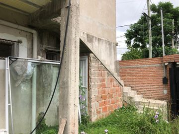 Casa en  2 plantas a terminar - Entrada de auto - Venta - Vende