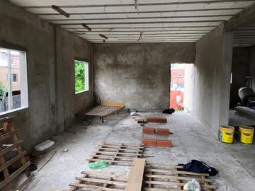 Casa en  2 plantas a terminar - Entrada de auto - Venta - Vende