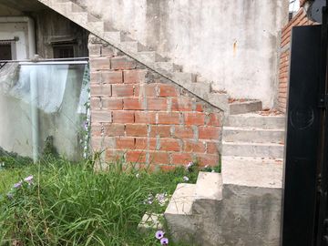 Casa en  2 plantas a terminar - Entrada de auto - Venta - Vende