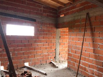 Casa en  2 plantas a terminar - Entrada de auto - Venta - Vende