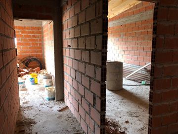 Casa en  2 plantas a terminar - Entrada de auto - Venta - Vende