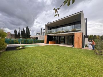 Excelente casa con detalles de calidad y buen gusto ! en el Barrio cerrado El Candil en la Horqueta
