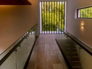Venta Residencia con paneles solares en Privada