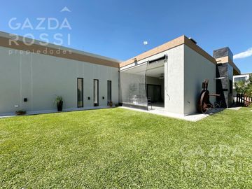 Casa con pileta en Barrio San Felipe