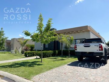 Casa con pileta en Barrio San Felipe