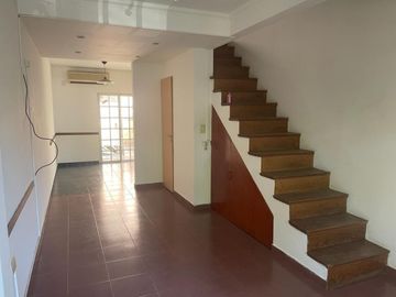 Triplex de 4 amb, con cochera y patio