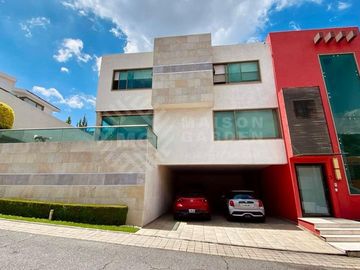 Venta de casa en Bosque Esmeralda muy amplia y muy buena distribución.