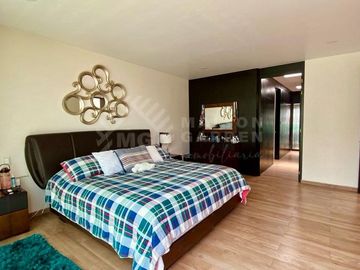 Venta de casa en Bosque Esmeralda muy amplia y muy buena distribución.