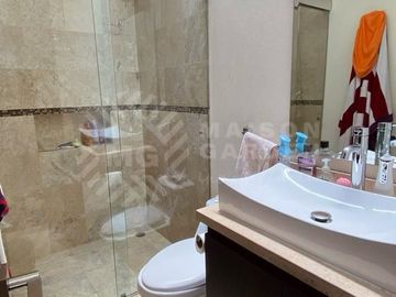 Venta de casa en Bosque Esmeralda muy amplia y muy buena distribución.