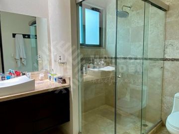 Venta de casa en Bosque Esmeralda muy amplia y muy buena distribución.