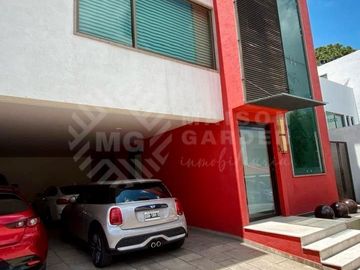Venta de casa en Bosque Esmeralda muy amplia y muy buena distribución.