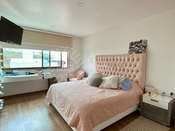 Venta de casa en Bosque Esmeralda muy amplia y muy buena distribución.