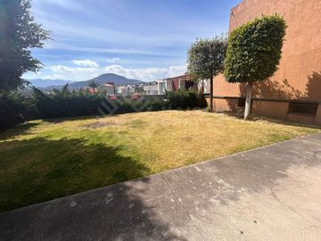 Venta de casa en Bosque Esmeralda muy amplia y muy buena distribución.