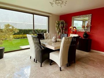 Venta de casa en Bosque Esmeralda muy amplia y muy buena distribución.