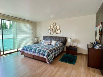 Venta de casa en Bosque Esmeralda muy amplia y muy buena distribución.