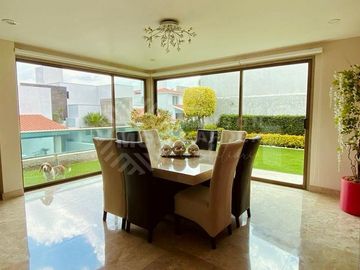 Venta de casa en Bosque Esmeralda muy amplia y muy buena distribución.