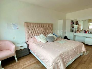Venta de casa en Bosque Esmeralda muy amplia y muy buena distribución.