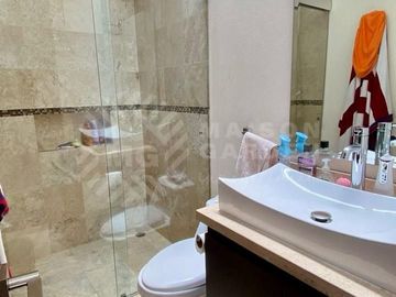 Venta de casa en Bosque Esmeralda muy amplia y muy buena distribución.