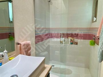 Venta de casa en Bosque Esmeralda muy amplia y muy buena distribución.