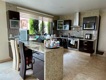 Venta de casa en Bosque Esmeralda muy amplia y muy buena distribución.