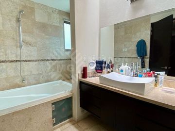 Venta de casa en Bosque Esmeralda muy amplia y muy buena distribución.