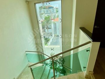 Venta de casa en Bosque Esmeralda muy amplia y muy buena distribución.